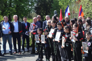 Одиссей Пипия принял участие в крестном ходе памяти жертв геноцида армян